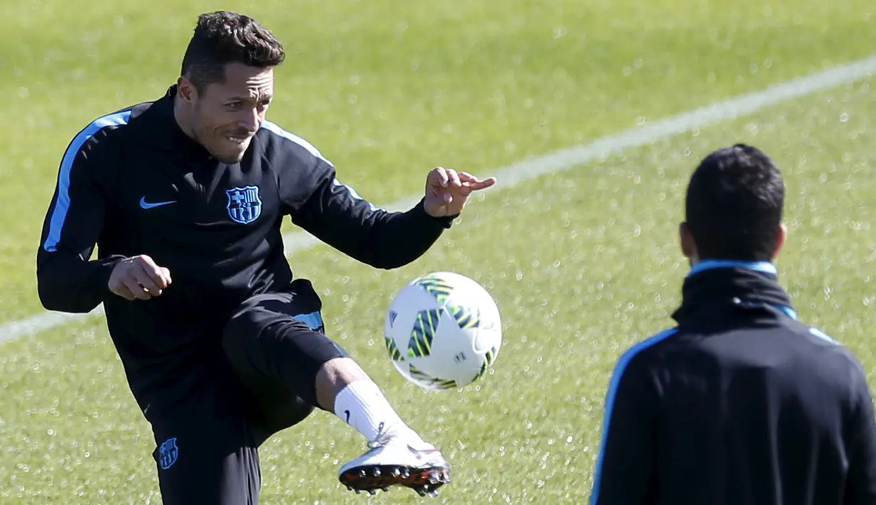 Bek Barcelona, Adriano Correia berlatih saat sesi latihan jelang Final Piala Dunia Antarklub  melawan tim Argentina, River Plate di Yokohama, Tokyo, Jepang, (18/12). (REUTERS/Yuya Shino)