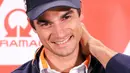 Pembalap Repsol Honda, Dani Pedrosa menghadiri sesi konferensi pers jelang MotoGP Jerman di Hohenstein-Ernstthai, Kamis (12/7). Pedrosa yang kini berusia 32 tahun akan digantikan oleh Jorge Lorenzo pada musim depan. (AFP/dpa/Jan Woitas/Germany OUT)