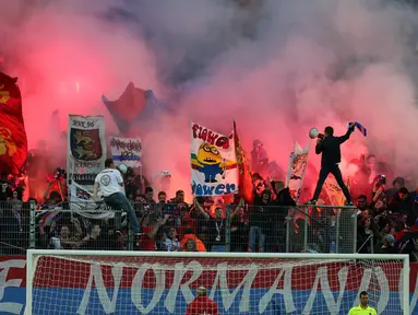 Aksi suporter Caen saat merayakan ulang tahun ke-20 jelang laga Ligue 1 Prancis antara Caen (SMC) dan Bastia (SCB) di Stadion Michel d'Ornano, Caen, Prancis. (AFP/Charly Triballeau)