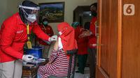 Petugas medis menyuntikan vaksin Covid-19 kepada warga saat vaksinasi Covid-19 secara door to door di kawasan Bogor, Jawa Barat, Rabu (14/7/2021). BIN menggelar vaksinasi Covid-19 secara door to door kepada warga di 14 provinsi dan menyasar 19.000 warga. (Liputan6.com/Faizal Fanani)