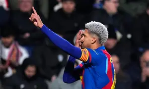 Pemain Barcelona, Ronald Araujo, merayakan gol kedua timnya dalam pertandingan perempat final Copa del Rey antara Albacete dan Barcelona di Spanyol, Rabu (4/2/2026) dini hari WIB. (AP Photo/Manu Fernandez)