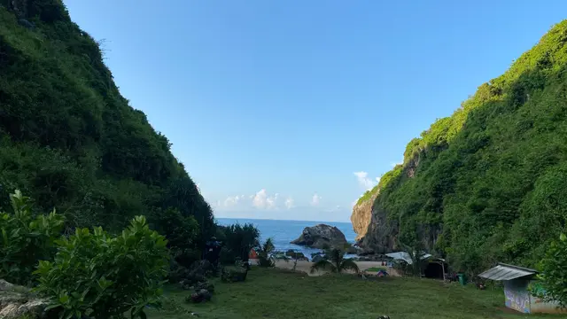 Pantai Wohkudu yang berada di Desa Girikarto, Panggang, Gunungkidul.