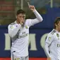 Federico Valverde (kiri) menyumbang satu gol saat Real Madrid mengalahkan Eibar 4-0 dalam lanjutan Liga Spanyol di Estadio Municipal de Ipurua, Minggu (10/11/2019) dini hari WIB.  (AP Photo/Alvaro Barrientos)