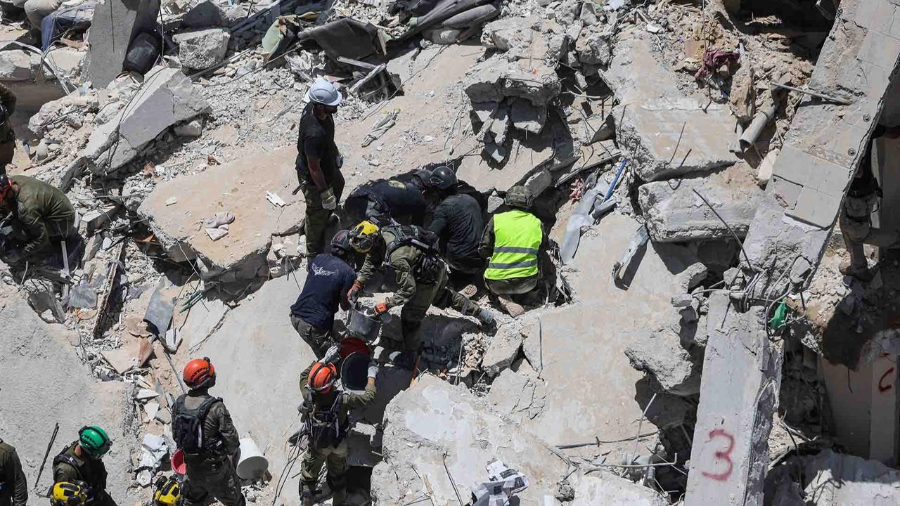 FOTO: Pemandangan Mengenaskan, Rudal Balistik Iran Hancurkan Bangunan di Kota Bat Yam Israel