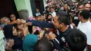 Sejumlah warga berebut untuk bersalaman dengan Cagub DKI Jakarta Agus Harimurti Yudhoyono saat mengunjungi perkampungan Tegal Parang, Jakarta, Selasa (7/12). AHY dicurhati warga sekitar seputar penyelesaian masalah banjir. (Liputan6.com/Helmi Afandi)
