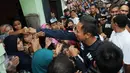 Sejumlah warga berebut untuk bersalaman dengan Cagub DKI Jakarta Agus Harimurti Yudhoyono saat mengunjungi perkampungan Tegal Parang, Jakarta, Selasa (7/12). AHY dicurhati warga sekitar seputar penyelesaian masalah banjir. (Liputan6.com/Helmi Afandi)