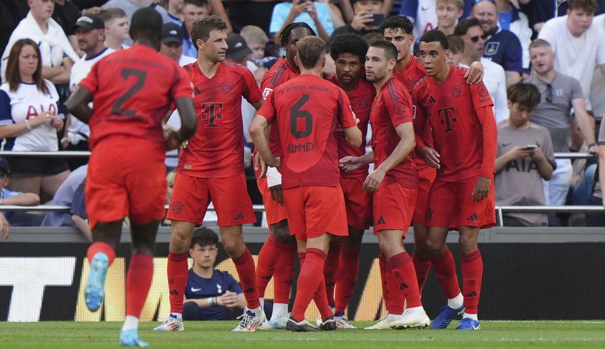 Pemain Bayern Munchen merayakan gol yang dicetak oleh Serge Gnabry pada laga persahabatan melawan Tottenham Hotspur di Tottenham Hotspur Stadium, London, Inggris, Minggu (11/08/2024) dini hari WIB. (AP Photo/PA/Bradley Collyer)
