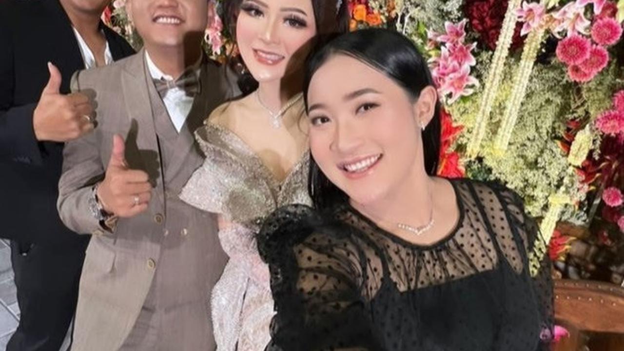 Pedangdut Yeni Inka ditemani sang suami hadir di acara ngunduh mantu Denny Caknan dan Bella Bonita. Pasangan ini tampak mengenakan baju serasi warna hitam. Yeni hadir di tengah kehamilannya.