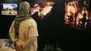 Seorang pengunjung mengamati karya dalam pameran foto Yerussalem di Hotel Borobudur, Jakarta, Senin (14/12/2015). Pameran foto tersebut menceritakan kehidupan sehari-hari di kota suci tersebut antara umat Muslim dan Nasrani. (Liputan6.com/Faizal Fanani)