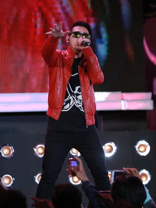 Sebelum penampilan keren dari Ariel dan kawan-kawan dari grup band NOAH, grup band asal Bandung, Five Minutes turut membangkitkan semangat penonton dalam menyambut tahun 2016 dengan harapan baru pula. (Galih W. Satria/Bintang.com)