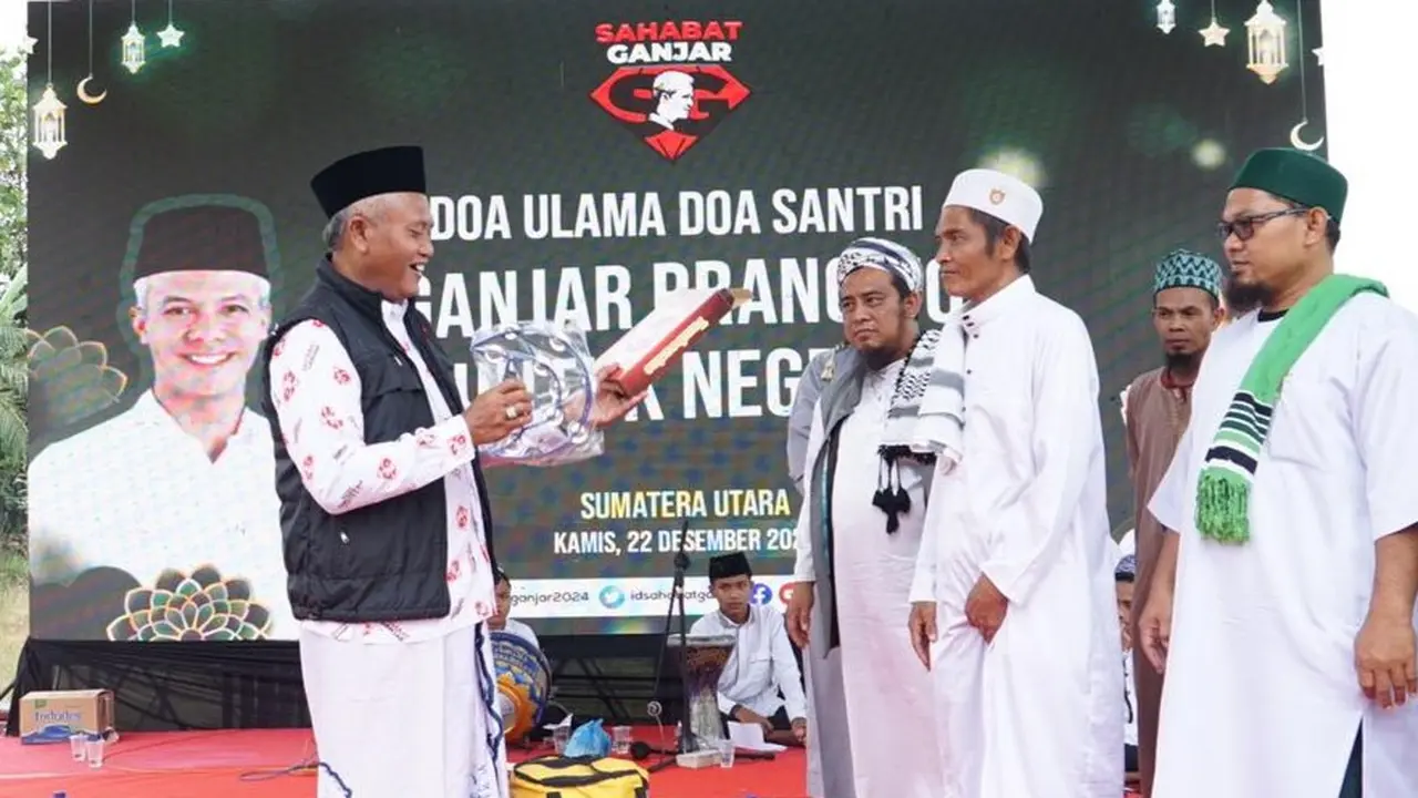 Sekelompok relawan pendukung Gubernur Jawa Tengah Ganjar Pranowo untuk maju di Pemilu 2024, Sahabat Ganjar