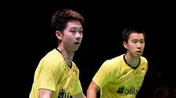 Pasangan Kevin Sanjaja Sukamuljo dan Marcus Feraidi Gideon saat berhadapan dengan tuan rumah, Takuto Inoue/Yuki Kaneko di Japan Open 2017 di Tokyo, Jepang, (24/9). Kevin/Marcus menang dengan skor 21-12 dan 21-15. (AFP Photo/Toru Yamanaka)