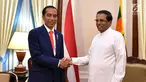 Presiden Joko Widodo atau Jokowi bersalaman dengan Presiden Sri Lanka Maithripala Sirisena di Presidential Secretariat, Colombo, Sri Lanka, Rabu (24/1). Kunjungan Jokowi ke Sri Lanka sangat bersejarah. (Liputan6.com/Pool/Biro Pers Setpres)