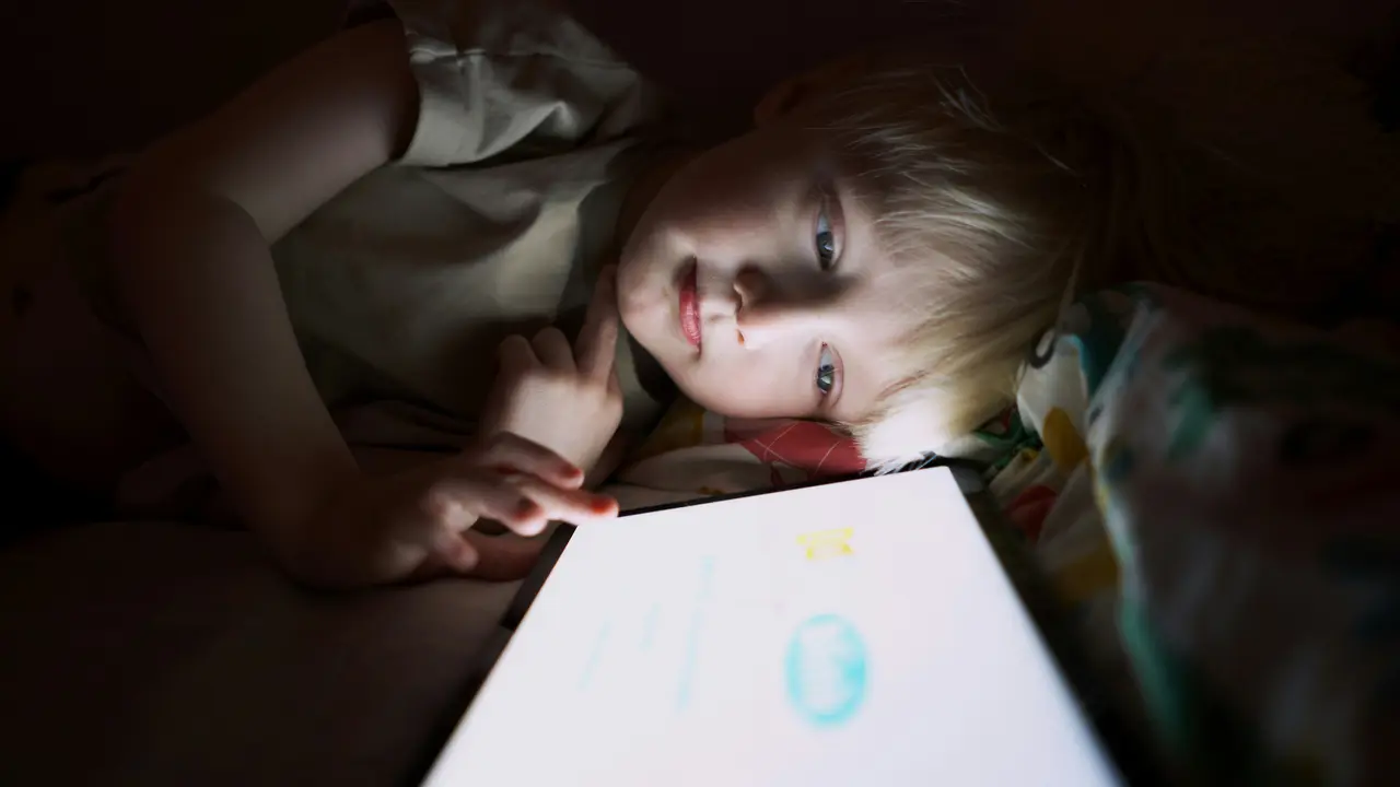 Anak bermain tablet