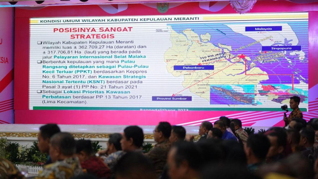 Bupati Pelalawan, Zukri Misran diberi kesempatan pertama untuk menyampaikan aspirasi masyarakatnya.