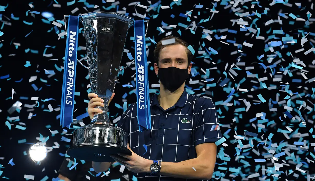 Petenis Rusia, Daniil Medvedev, berfoto dengan trofi juara tunggal putra Turnamen Tenis ATP Finals 2020 usai mengalahkan runner-up tahun lalu, Dominic Thiem dari Austria, di O2 Arena, London, Inggris, Minggu (22/11/2020). Daniil Medvedev menang dengan skor 4-6, 7-6 (2), 6-4. (AFP/Glyn Kirk)