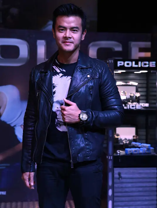 Dion Wiyoko yang gemar travelling sangat suka dengan Police Watch New Collection. (Deki Prayoga/bintang.com)
