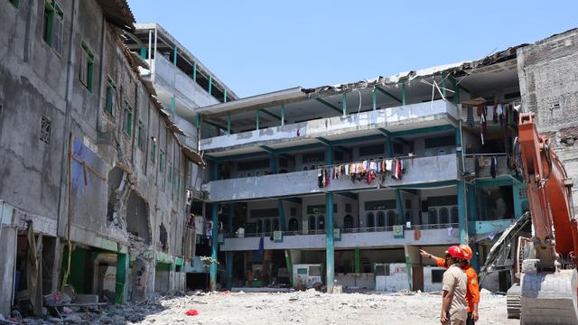 Petugas melakukan pembersihan puing reruntuhan gedung musala Pondok Pesantren Al Khoziny. Foto BNPB