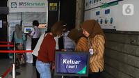 Petugas melayani peserta di Kantor BPJS Kesehatan, Jakarta, Selasa (10/3/2020). Mahkamah Agung (MA) membatalkan kenaikan iuran BPJS Kesehatan per 1 Januari 2020. (Liputan6.com/Angga Yuniar)