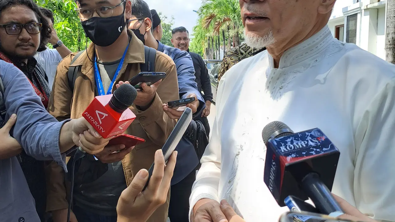 Menteri Perdagangan, Zulkifli Hasan (Zulhas) saat mengadakan open house di rumahnya, Cipinang Muara, Jakarta Timur, Sabtu (22/4/2023). Mendag mengatakan bahwa stok bahan pangan aman hingga masa lebaran 2023. (Siti Ayu Rachma/Merdeka.com)