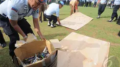 Petugas lapas mempersiapkan ratusan telepon genggam untuk dimusnahkan, Jakarta, Jumat (19/12/2014). (Liputan6.com/Herman Zakharia)