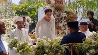 Kebahagiaan menyelimuti adik Shireen dan Zaskia Sungkar, Yusuf. Anak Fenny Bauty dan Mark Sungkar itu menikah pada Sabtu, (21/10/2023). Berikut potret pernikahannya yang juga dihadiri kakak dan kedua orangtuanya. [Instagram/fenny.bauty]