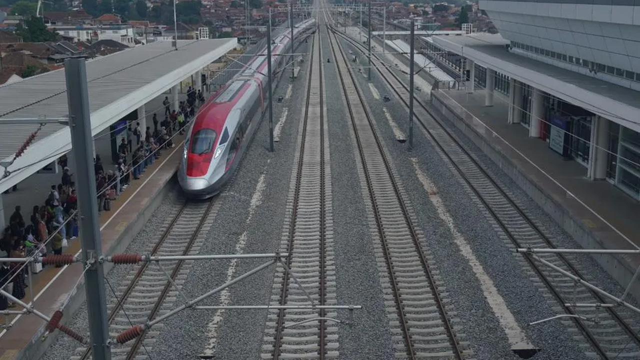 Whoosh adalah layanan kereta komersial sehingga penetapan tarifnya akan menggunakan strategy dynamic pricing dan mengikuti demand penumpang, saat high season atau low season.