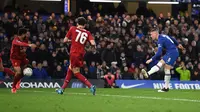 Gelandang Chelsea, Ross Barkley, berhasil mencetak satu gol sekaligus membantu timnya menang 2-0 atas Liverpool pada laga babak kelima Piala FA, di Stamford Bridge, Selasa (3/3/2020) malam waktu setempat. (AFP/DANIEL LEAL-OLIVAS)
