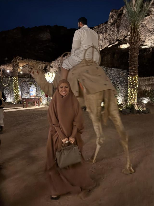 6. Latar Onta Sedang Melintas