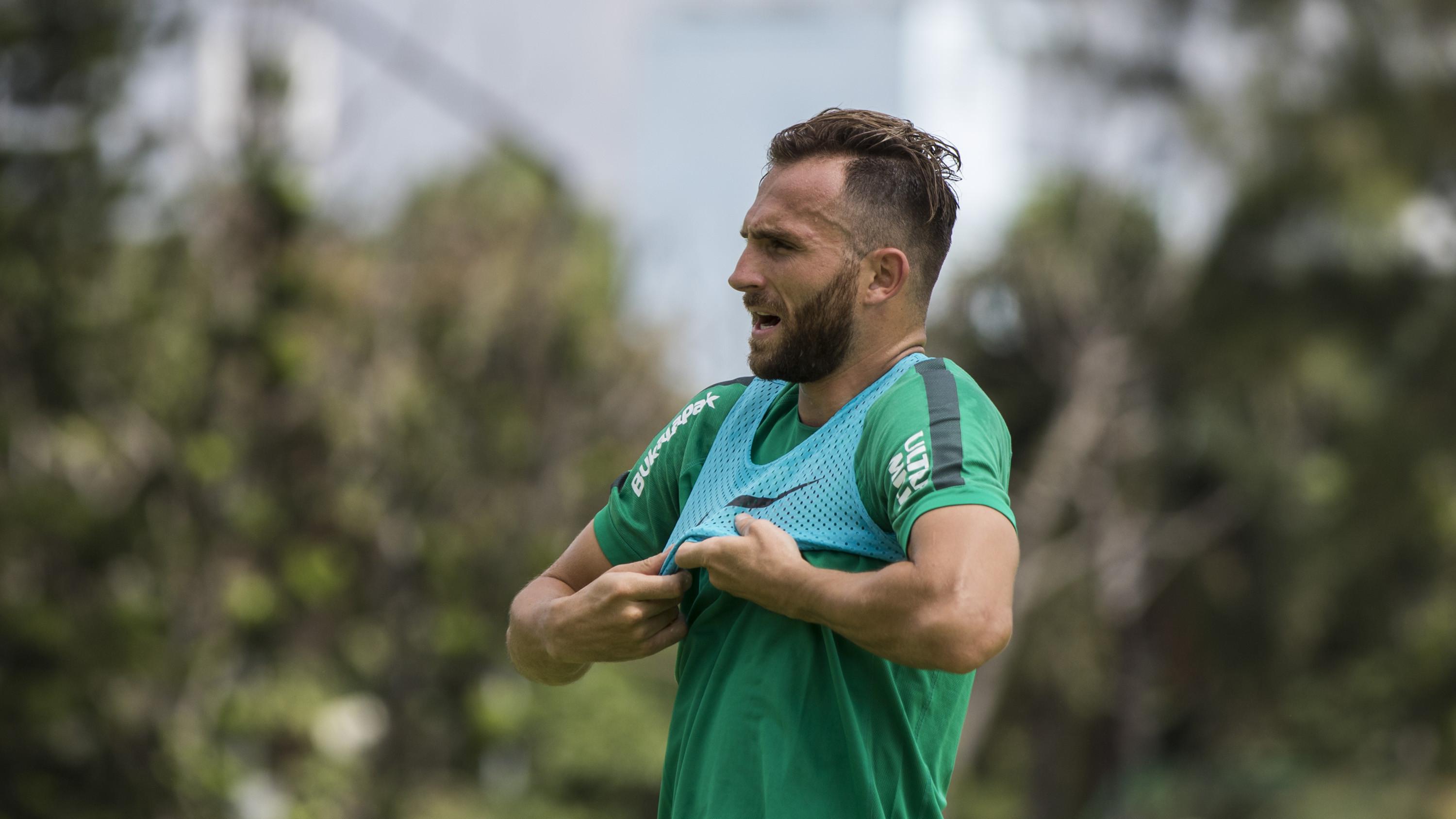 Striker Timnas Indonesia, Ilija Spasojevic, memakai rompi saat latihan di Lapangan ABC Senayan, Senin (19/2/2018). Latihan ini merupakan persiapan jelang Asian Games 2018. (Bola.com/Vitalis Yogi Trisna)