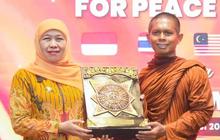 Khofifah Serukan Penguatan Persaudaraan Waisak 2026, Fondasi Perdamaian Dunia