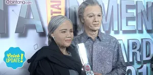 Jadi Pasangan Selebriti Paling Romantis di Infotainment Awards 2017, Ricky Harun dan Herfiza Novianti tampil keriput.