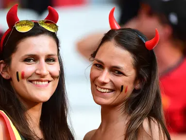 Fans cantik Belgia mengenakan atribut unik saat mendukung timnya melawan Swedia pada laga grup E Euro Cup 2016 di Stadion Allianz Riviera, Nice, Kamis (23/6/2016) dini hari WIB. (AFP/Emmanuell Dunand)
