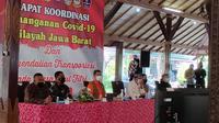 Ketua Satgas Covid-19 Doni Monardo, saat mengikuti Rapat Koordinasi Penanganan Covid-19 Wilayah Jawa Barat, dan pengendalian transportasi pada masa Idul Fitri, di Pendopo Bupati Cirebon, Kamis (29/4/2021). (Liputan6.com/ Panji Prayitno)