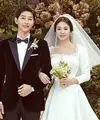 Song Joong Ki  dan Song Hye Kyo kini sudah resmi menjadi sepasang suami-istri. Layaknya pasangan pengantin baru, Song Song Couple ini juga melakukan bulan madu usai melangsungkan pesta pernikahan. (Instagram/kyo1122)