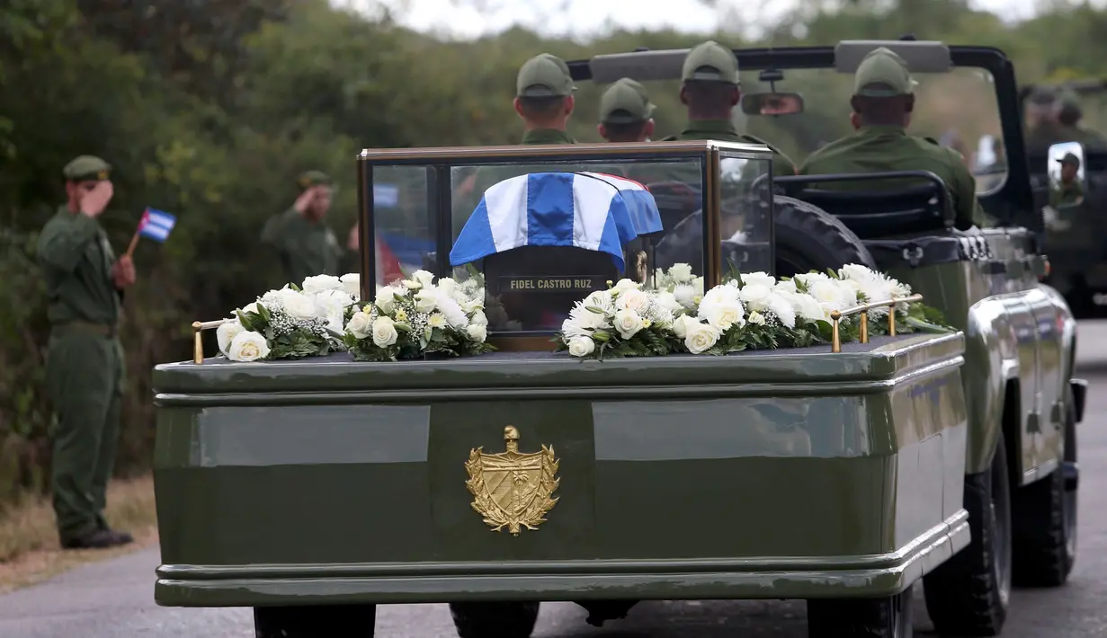 Mobil yang membawa abu Fidel Castro telah sampai di Cardenas, Kuba, Rabu (30/11). Fidel Castro akan dimakamkan di Santiago, yang merupakan tempat lahirnya Revolusi Kuba tahun 1959. (REUTERS)