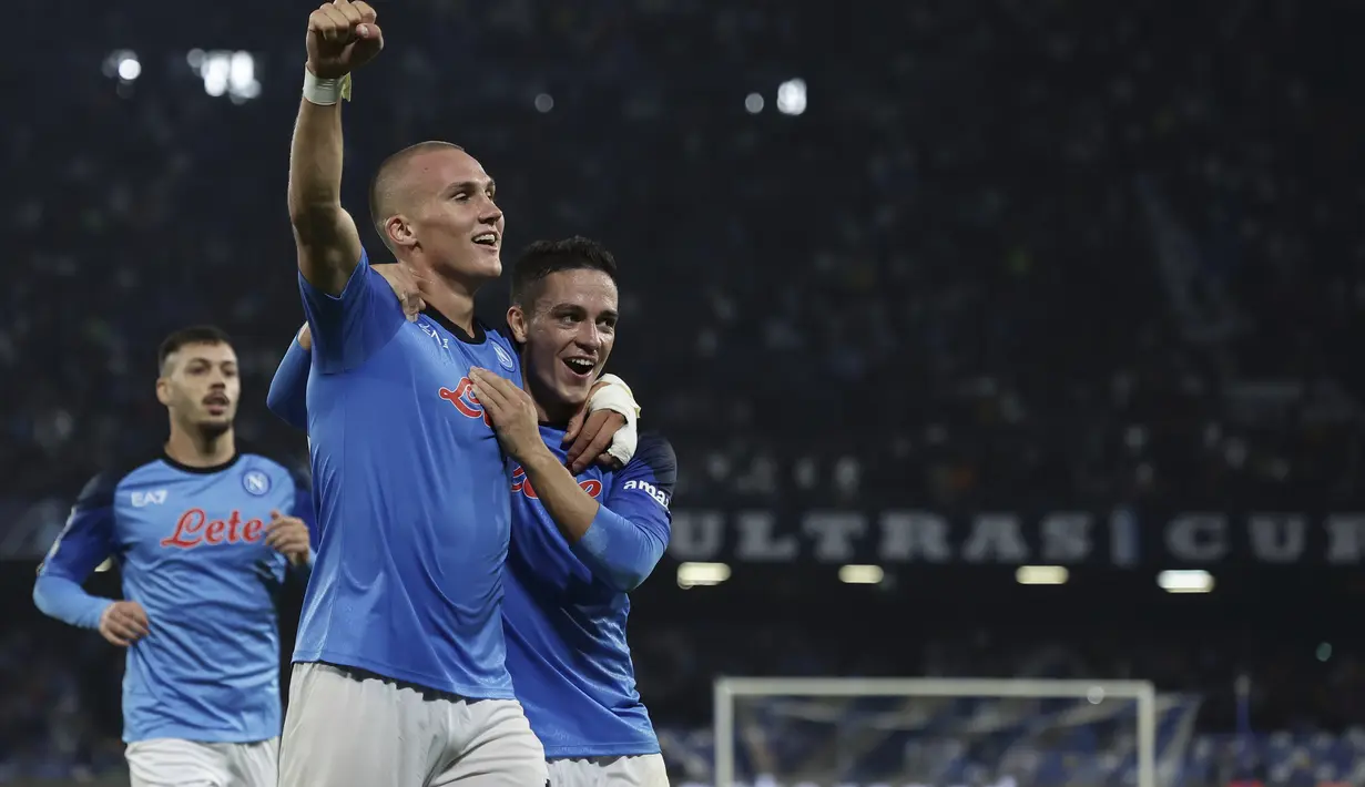 Pemain Napoli, Leo Ostigard berselebrasi usai mencetak gol ke gawang Rangers pada pertandingan lanjutan Grup A Liga Champions di stadion Diego Armando Maradona di Naples, Italia, Rabu, 26 Oktober 2022. Dengan kemenangan ini, Napoli sukses meraih hasil sempurna di ajang tersebut dengan 15 poin. (Alessandro Garofalo/LaPresse via AP)