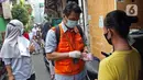Petugas pos menyalurkan Bantuan Sosial Tunai (BST) dari rumah ke rumah di kawasan Kebon Jahe, Jakarta Pusat, Rabu (21/7/2021). Pada hari ini, Kementerian Sosial bersama PT Pos Indonesia mulai menyalurkan BST kepada 10 juta penerima secara bertahap. (Liputan6.com/Herman Zakharia)