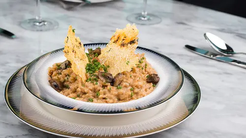 Semangkuk risotto jamur creamy dengan taburan parsley segar, perpaduan rasa gurih dan tekstur lembut yang menggoda