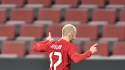 Gelandang Turki, Efecan Karaca berselebrasi usai mencetak gol ke gawang Jerman pada pertandingan persahabatan di Stadion RheinEnergie, Cologne, Kamis  (8/10/2020). Jerman bermain imbang 3-3 atas Turki. (AP Photo/Martin Meissner)