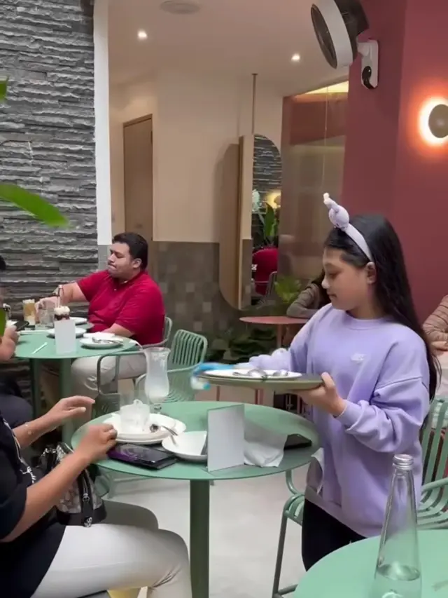 Arsy Hermansyah kerja jadi pramusaji