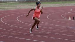 Atlet lari putri Indonesia, Jeany Nuraini, saat latihan di Stadion Madya, Jakarta, Kamis (17/10/2019). Sprinter muda ini akan menjadi salah satu atlet yang akan berlaga di SEA Games 2019. (Bola.com/M Iqbal Ichsan)