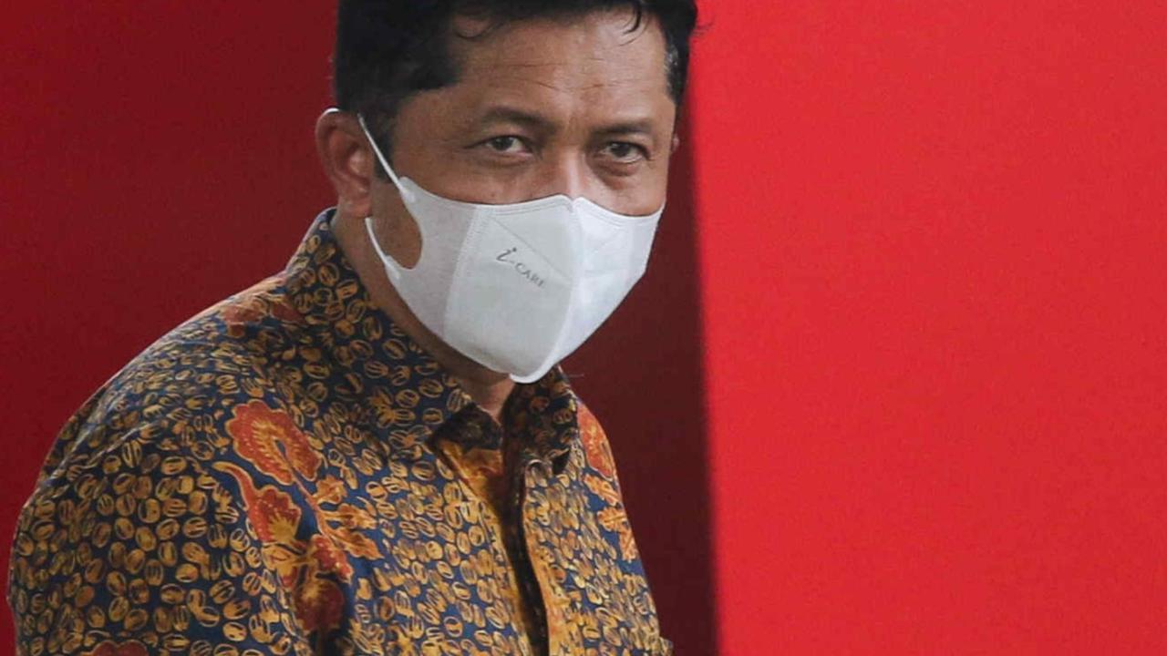 Kepala Badan Pelayanan Pajak Daerah (BPPD) Sidoarjo Ari Suryono  berjalan saat akan menjalani pemeriksaan di gedung KPK, Jakarta, Jumat (2/2/2024). <br>Foto: Liputan6.com / Herman Zakharia
