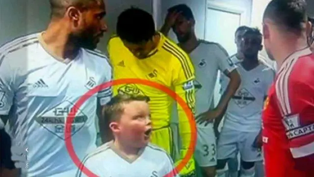 Video ekspresi lucu anak-anak saat bertemu para pemain sepak bola idolanya.