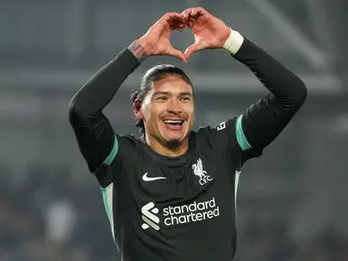 Pemain Liverpool, Darwin Nunez melakukan selebrasi setelah mencetak gol kemenangan dalam laga lanjutan Liga Inggris 2024/2025 melawan Brentford di Gtech Community Stadium, London, Inggris, Minggu (19/01/2025) WIB. (AP Photo/Kirsty Wigglesworth)