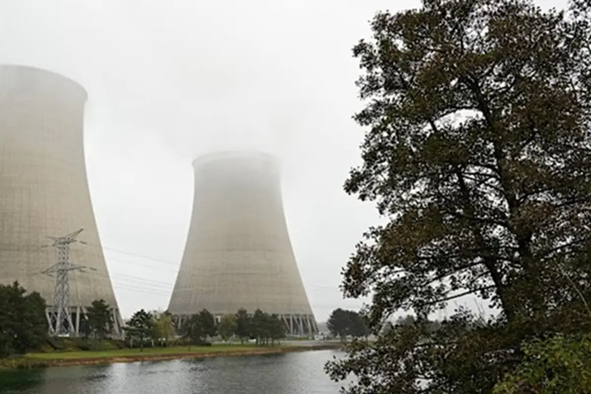 Pembangkit listrik tenaga nuklir Nogent-sur-Seine di Prancis, 8 November 2024. Prancis menghentikan sementara operasional dua reaktor di pembangkit itu akibat gelombang panas ekstrem.