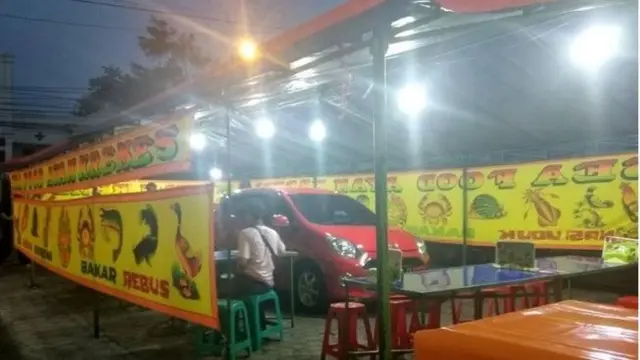 5 Potret Mobil Terjebak Lapak Pecel Lele Ini Bikin Geleng-geleng