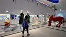 Seorang wanita melihat pameran Museum Olimpiade Athena yang baru pada 25 Mei 2021. Tempat lahirnya Olimpiade modern, Athena, akhirnya memiliki museum Olimpiadenya. (Aris MESSINIS/AFP)