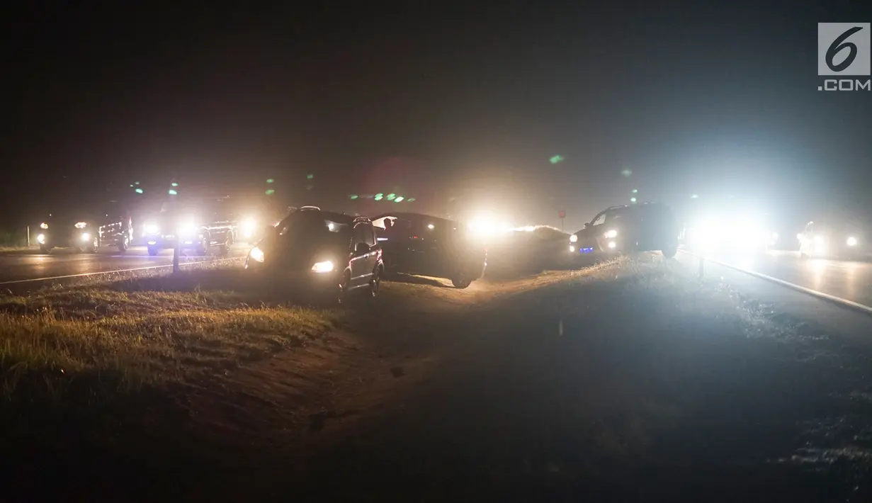 Sejumlah kendaraan yang didominasi pemudik menerobos parit pembatas untuk pindah jalur di Jalan Tol Cikopo - Palimanan KM 135, Jawa Barat, Sabtu (8/6/2019). Padatnya arus balik di ruas tol itu membuat sebagian pengemudi berpindah jalur untuk menghindari kemacetan. (Liputan6.com/Immanuel Antonius)