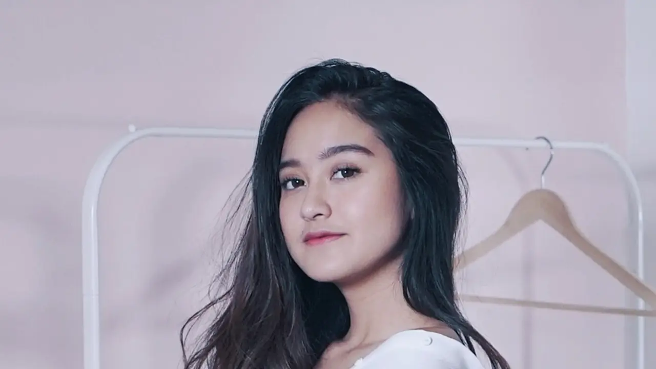 Gaya Salshabilla Adriani Pakai Busana Putih, Modis dan Cantik